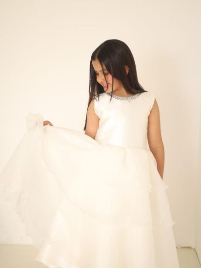 صورة فستان سهرة أبيض للأميرات يجمع بين الفخامة و الاناقة